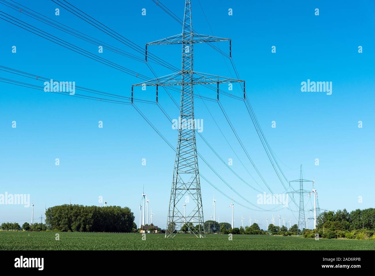 Elektrische Masten und Stromleitungen in Deutschland gesehen Stockfoto