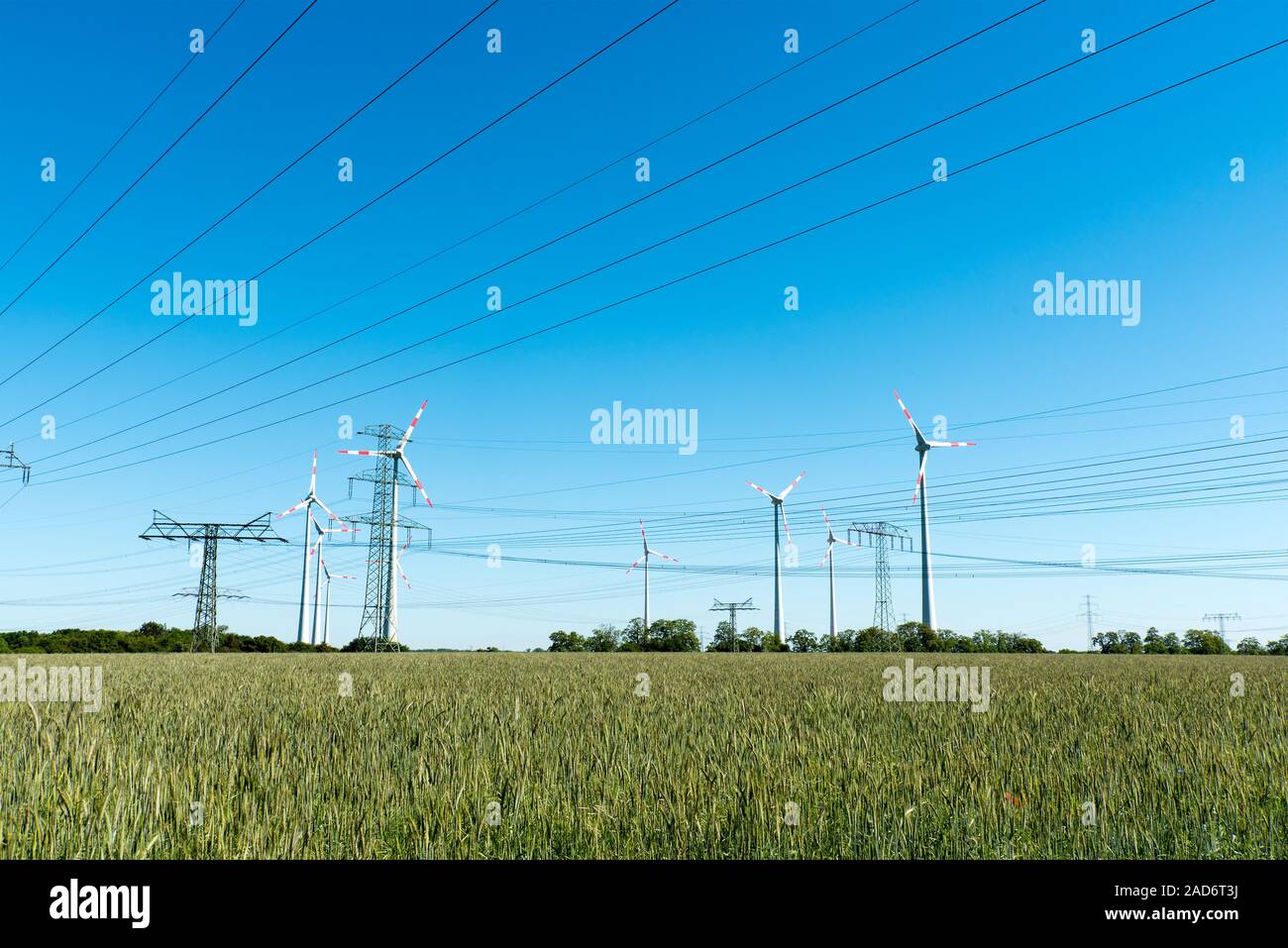 Windkraftanlagen und Stromleitungen in ländlichen Deutschland gesehen Stockfoto