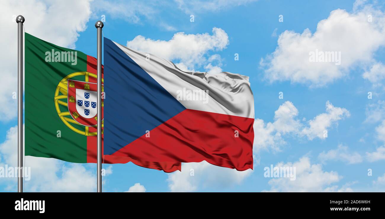 Portugal und Tschechien Flagge im Wind gegen Weiße bewölkt blauer Himmel zusammen. Diplomatie Konzept, internationale Beziehungen. Stockfoto