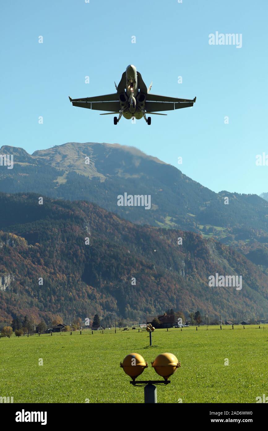 Meiringen Military Airfield, Ansatz von McDonnell Douglas FA-18 Hornet Stockfoto