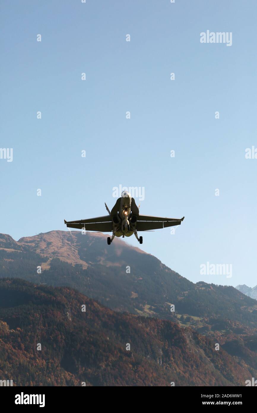 Meiringen Military Airfield, Ansatz von McDonnell Douglas FA-18 Hornet Stockfoto