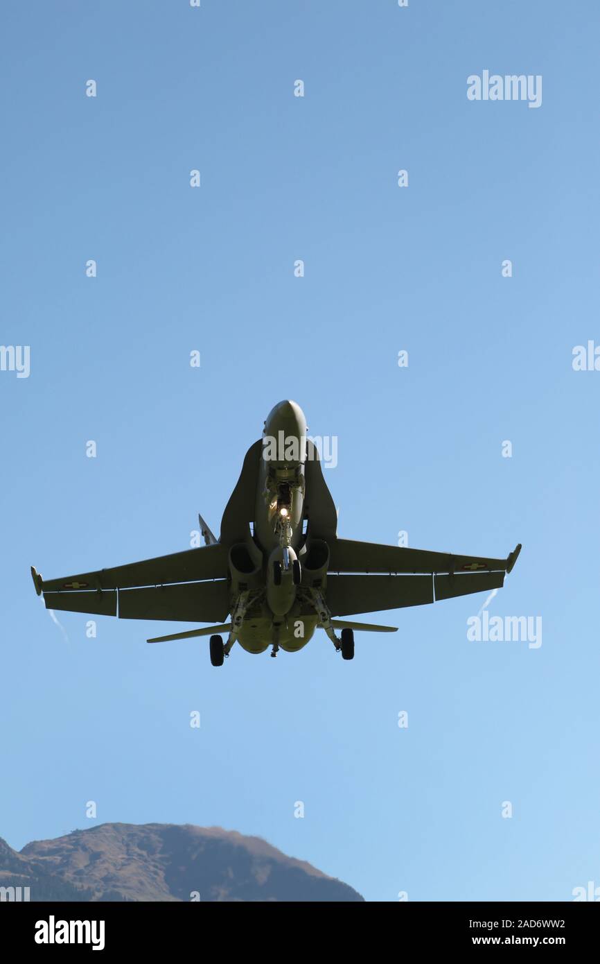 Meiringen Military Airfield, Ansatz von McDonnell Douglas FA-18 Hornet Stockfoto