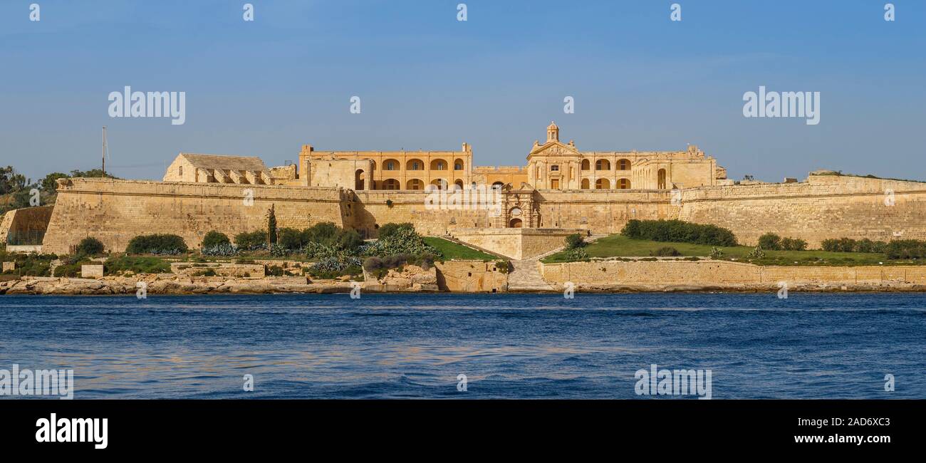 1733 Fort Manoel, einem Stern fort mit Blick auf den Hafen von Marsamxett auf Manoel Island in Sliema, Malta. Panoramablick auf die Landschaft. Später als HMS Phoenicia bekannt. Stockfoto