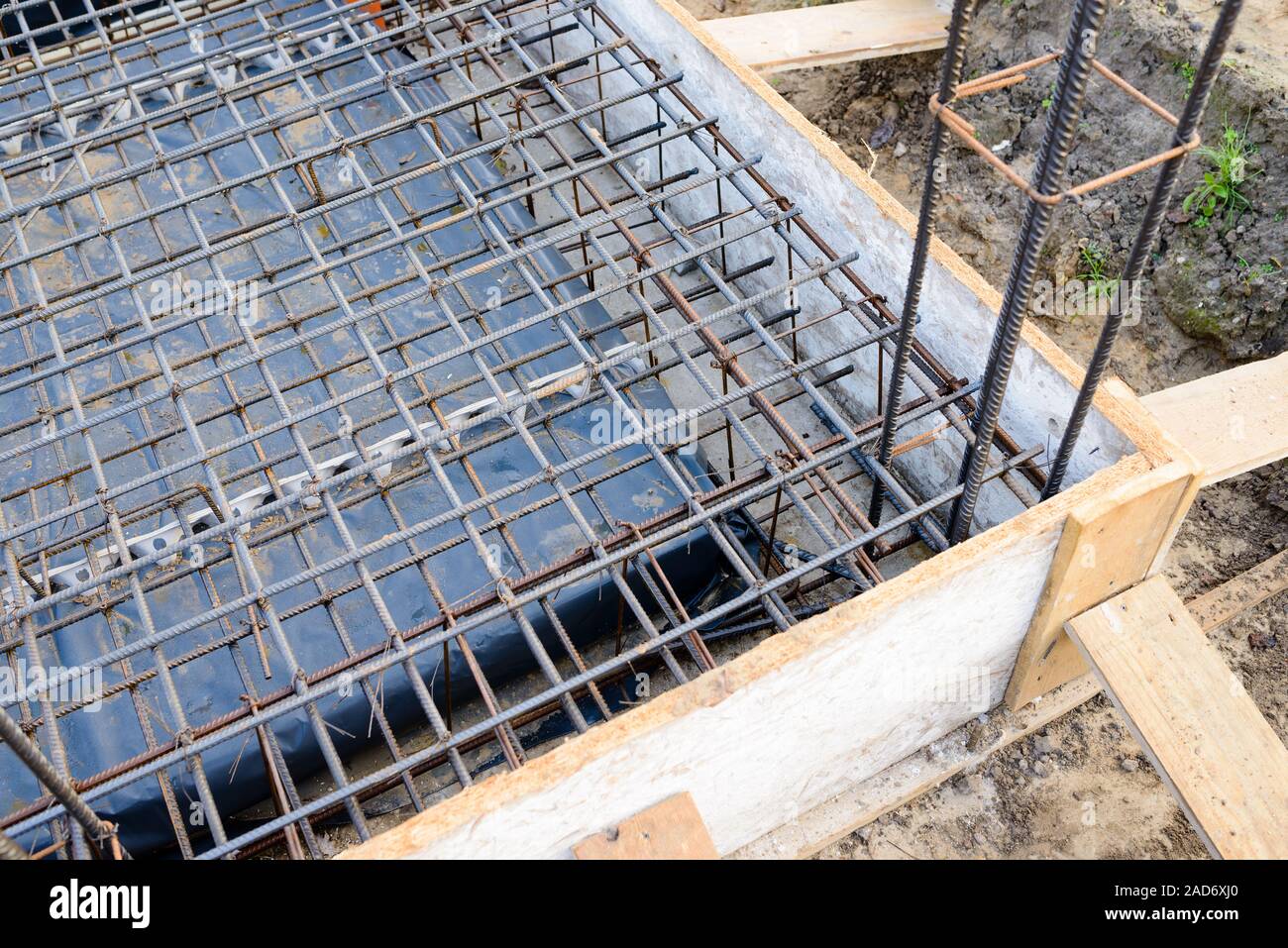 Verstärkung aus Metall Rahmen für Beton gießt. Bereit für das Auffüllen mit Beton Stockfoto