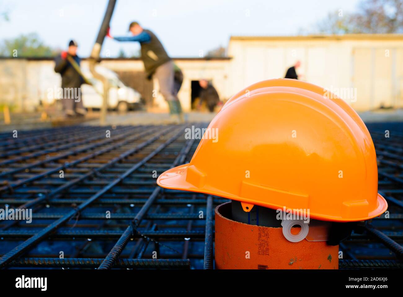 Orange Helm auf der Baustelle mit verschwommenen Hintergrund Stockfoto