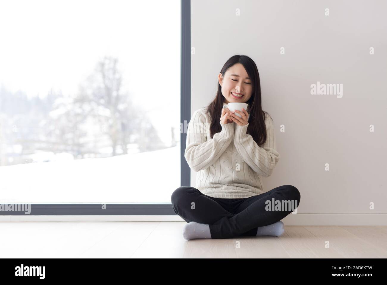Asiatische Frau genießen Kaffee am Morgen Stockfoto