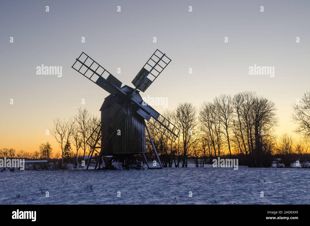 Traditionelle hölzerne Mühle bei Sonnenuntergang im Winter auf der schwedischen Insel Oland Stockfoto