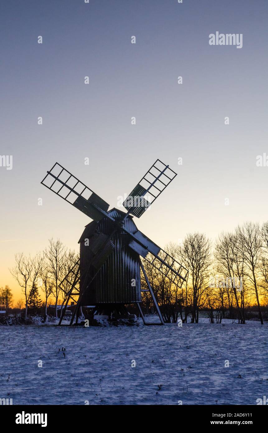 Windmühle aus Holz durch Sonnenuntergang im Winter - das Symbol für die schwedische Insel von Sonne und Wind Oland Stockfoto