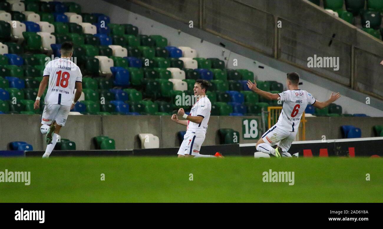 Windsor Park, Belfast, Nordirland. 03. Dez 2019. BetMcLean Liga Cup - Halbfinale. Linfield (blau) v Coleraine. Aktion von heute Abend Spiel. (7) Ben Doherty macht ii 2-0 in Coleraine. Credit: CAZIMB/Alamy Leben Nachrichten. Stockfoto