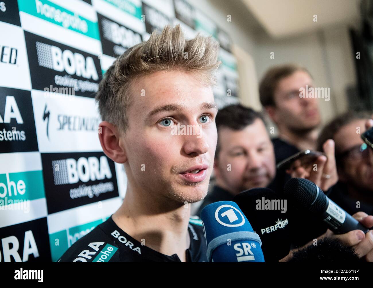 Kolbermoor, Deutschland. 03 Dez, 2019. Lennard Kämna, Mitglied des Deutschen Racing Team Bora - Hansgrohe, antwortet auf die Fragen der Journalisten in einem Interview während der Präsentation der Cycling Team für das Jahr 2020. Credit: Matthias Balk/dpa/Alamy leben Nachrichten Stockfoto