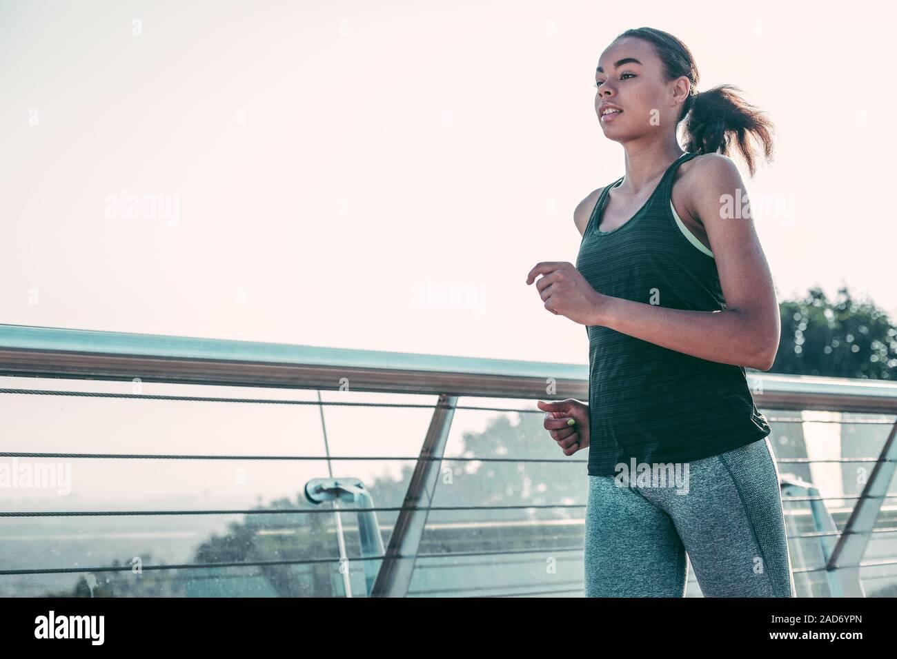 Junge Dame alleine Joggen im Freien foto- Stockfoto