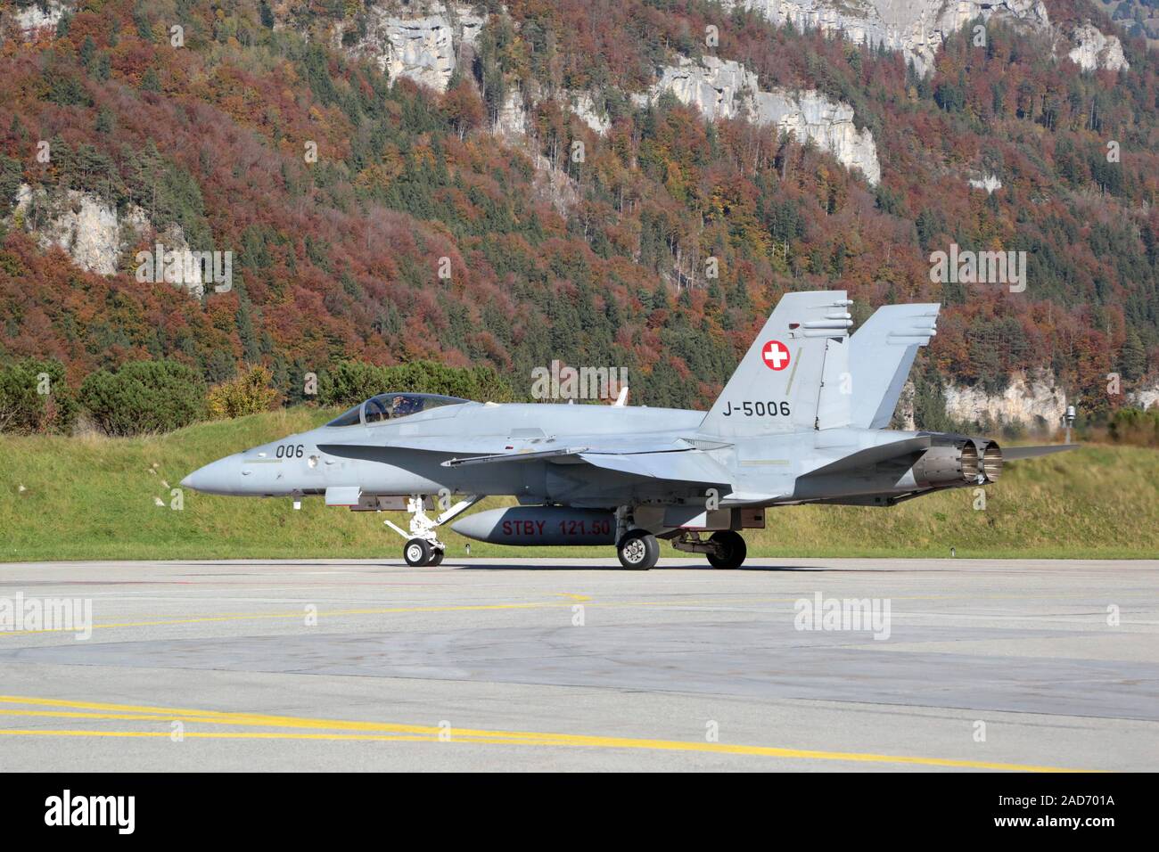 Bereit zum Abheben, Jet McDonnell Douglas F/A-18 Hornet am Militärflugplatz Meiringen (LSMM) Stockfoto