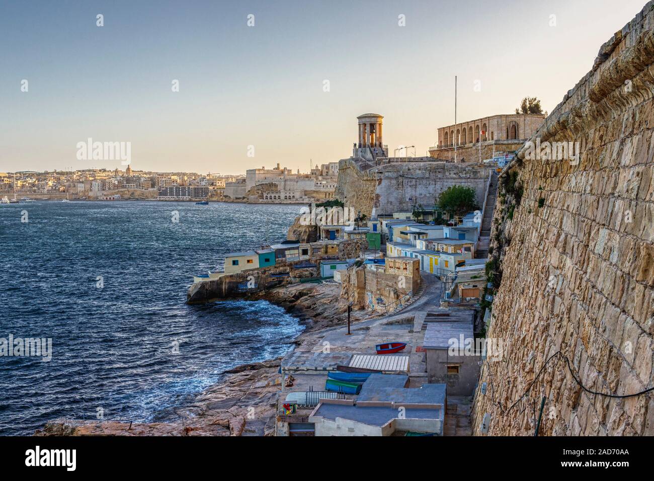 Ein Blick zurück in Richtung des unteren Barrakka Gärten und Krieg Belagerung Gedenkstätte mit Fischerhütten im Vordergrund, Valletta, Malta. Stockfoto