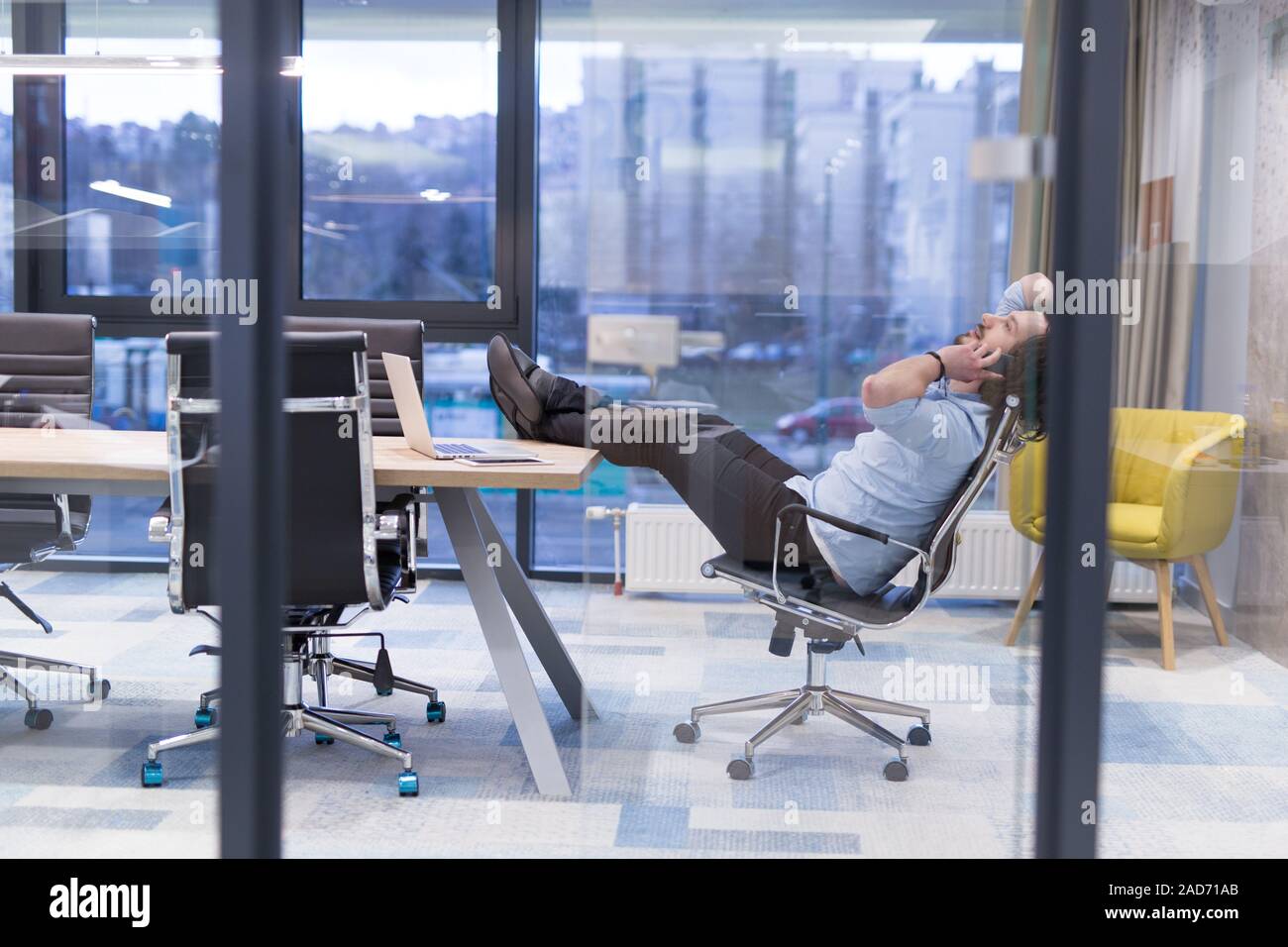 Junge Unternehmer entspannt am Schreibtisch Stockfoto