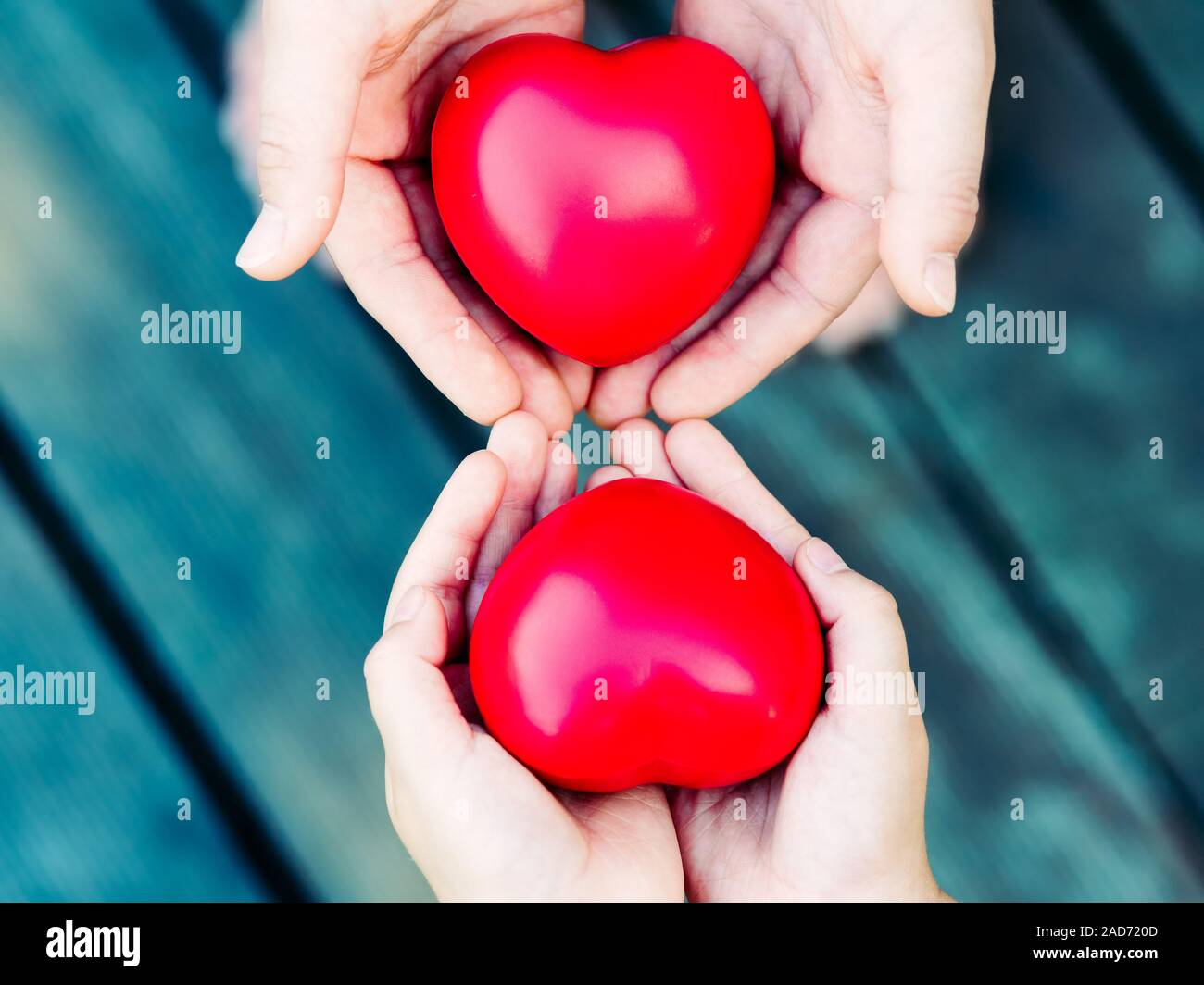 Herz in der Hand auf grauem Hintergrund Stockfoto