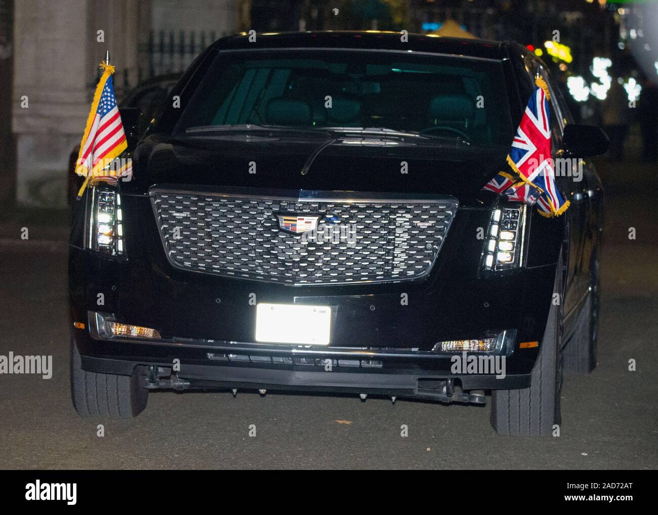 London, Großbritannien. Vom 3. Dezember 2019. Im Bild: Donald Trump transport AKA Das Tier gesehen, poliert, von seinem Fahrer, während er sich in der Nummer 10 im Gespräch mit Boris Johnson. Boris Johnson, der britische Premierminister Hosts eine Rezeption mit ausländischen Staats- und Regierungschefs vor der NATO (North Atlantic Treaty Organisation) Sitzung am 4. Dezember. Credit: Colin Fisher/Alamy leben Nachrichten Stockfoto