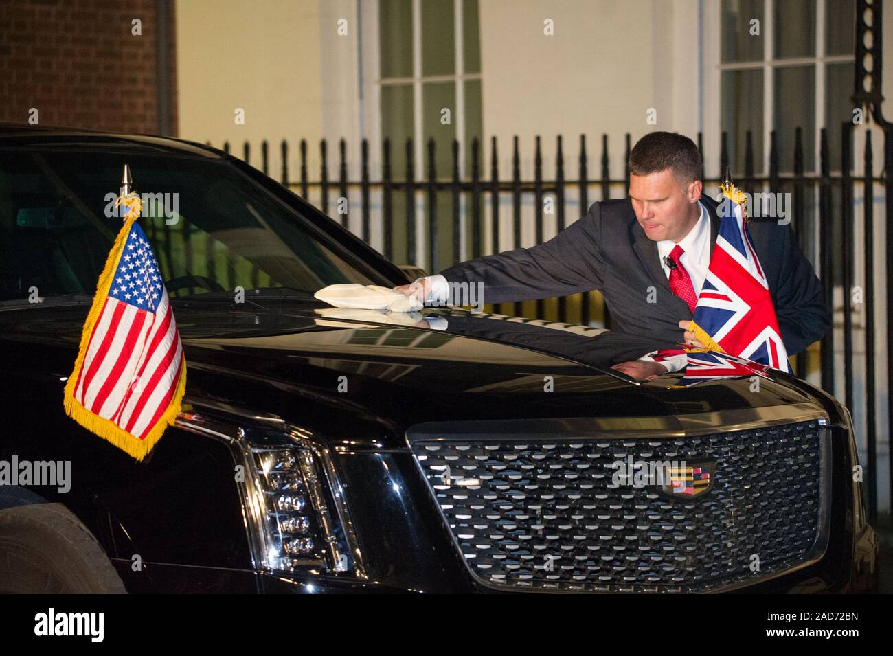 London, Großbritannien. Vom 3. Dezember 2019. Im Bild: Donald Trump transport AKA Das Tier gesehen, poliert, von seinem Fahrer, während er sich in der Nummer 10 im Gespräch mit Boris Johnson. Boris Johnson, der britische Premierminister Hosts eine Rezeption mit ausländischen Staats- und Regierungschefs vor der NATO (North Atlantic Treaty Organisation) Sitzung am 4. Dezember. Credit: Colin Fisher/Alamy leben Nachrichten Stockfoto