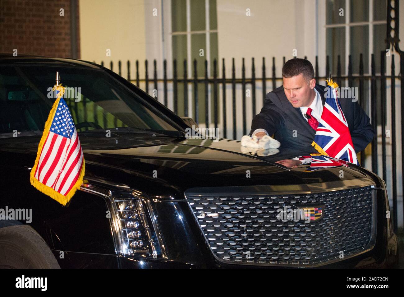 London, Großbritannien. Vom 3. Dezember 2019. Im Bild: Donald Trump transport AKA Das Tier gesehen, poliert, von seinem Fahrer, während er sich in der Nummer 10 im Gespräch mit Boris Johnson. Boris Johnson, der britische Premierminister Hosts eine Rezeption mit ausländischen Staats- und Regierungschefs vor der NATO (North Atlantic Treaty Organisation) Sitzung am 4. Dezember. Credit: Colin Fisher/Alamy leben Nachrichten Stockfoto