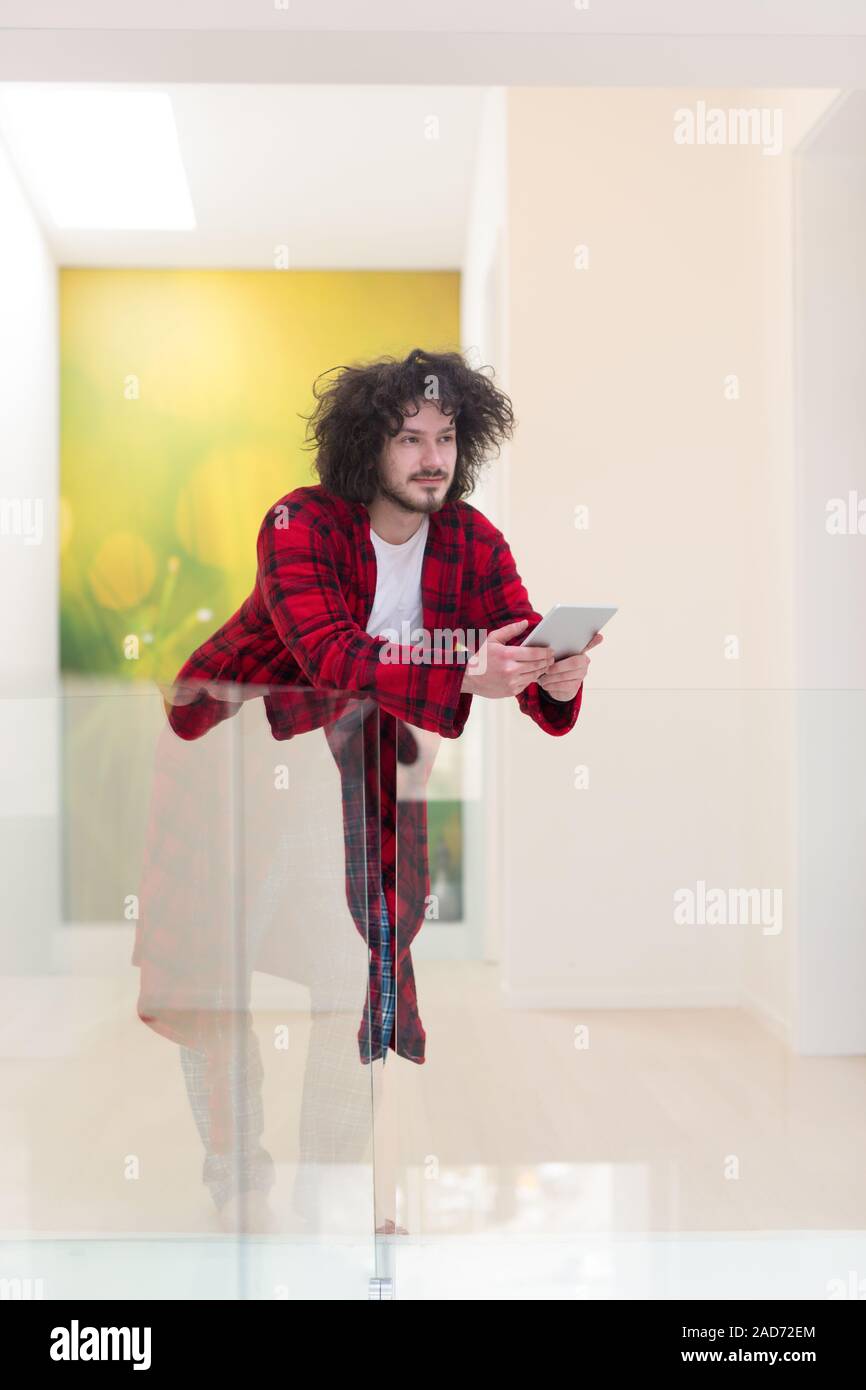 Junge Freiberufler mit Tablet-PC Stockfoto
