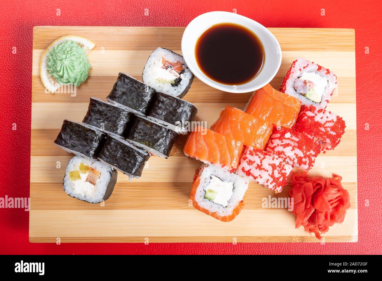 Sushi Set von Brötchen und Mohn, mit Lachs und Kaviar. Close-up. Stockfoto