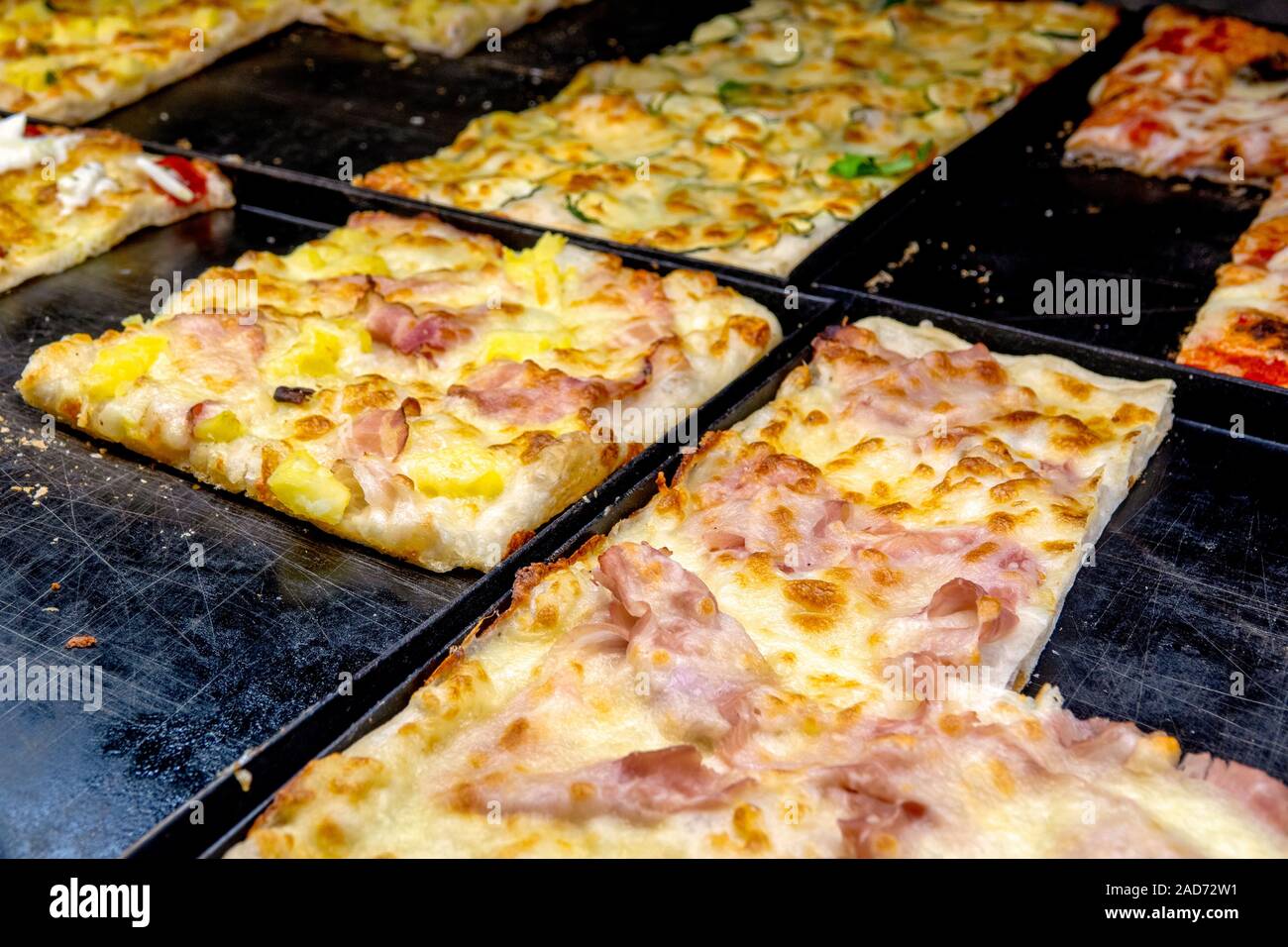 Pfannen von geschnitten Pizza auf der Anzeige Stockfoto