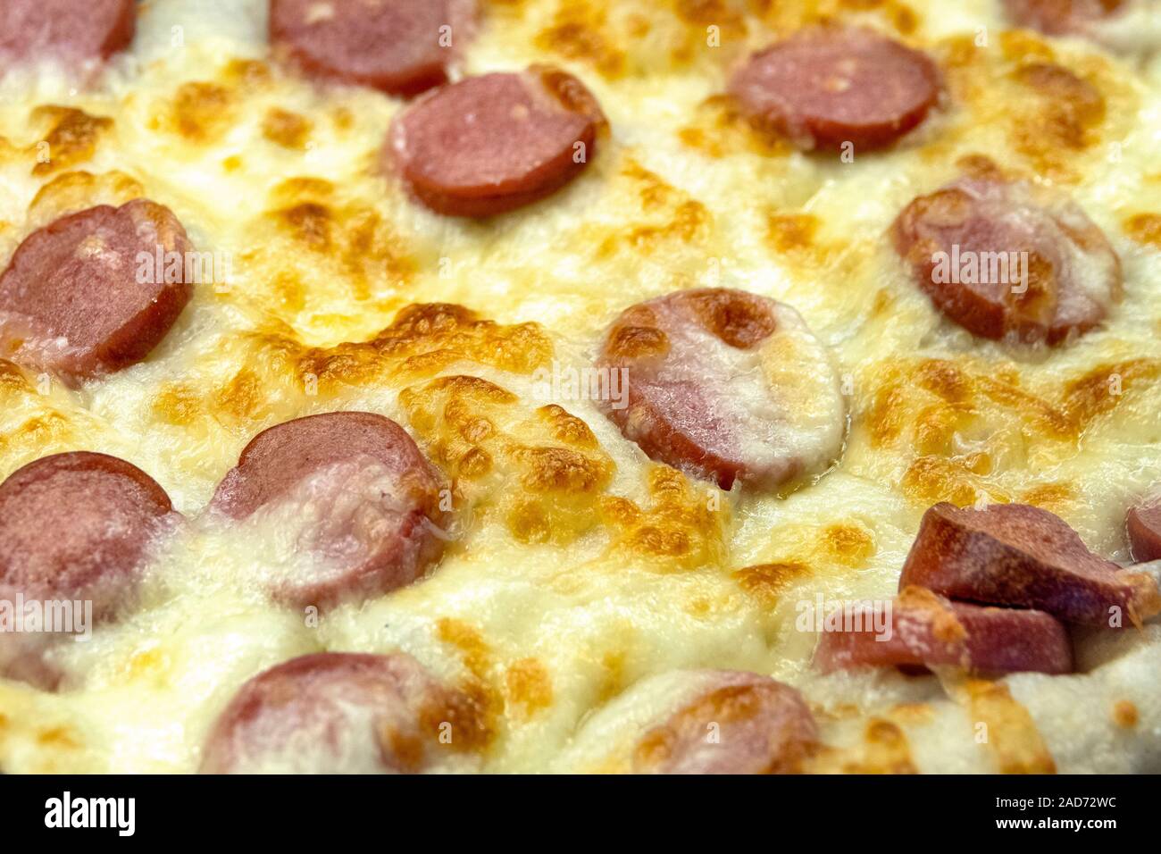 Nahaufnahme einer Pizza mit Frankfurter Würstchen Stockfoto