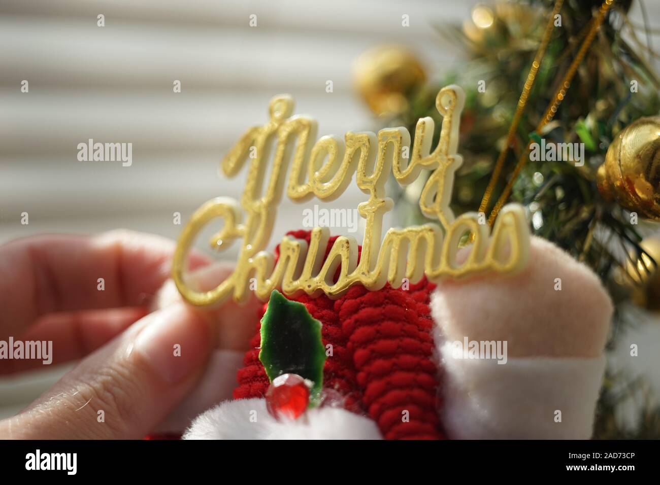 Golden text Mery Christmas Santa Claus und menschlichen Händen. Design Karte für das Neue Jahr. Stockfoto