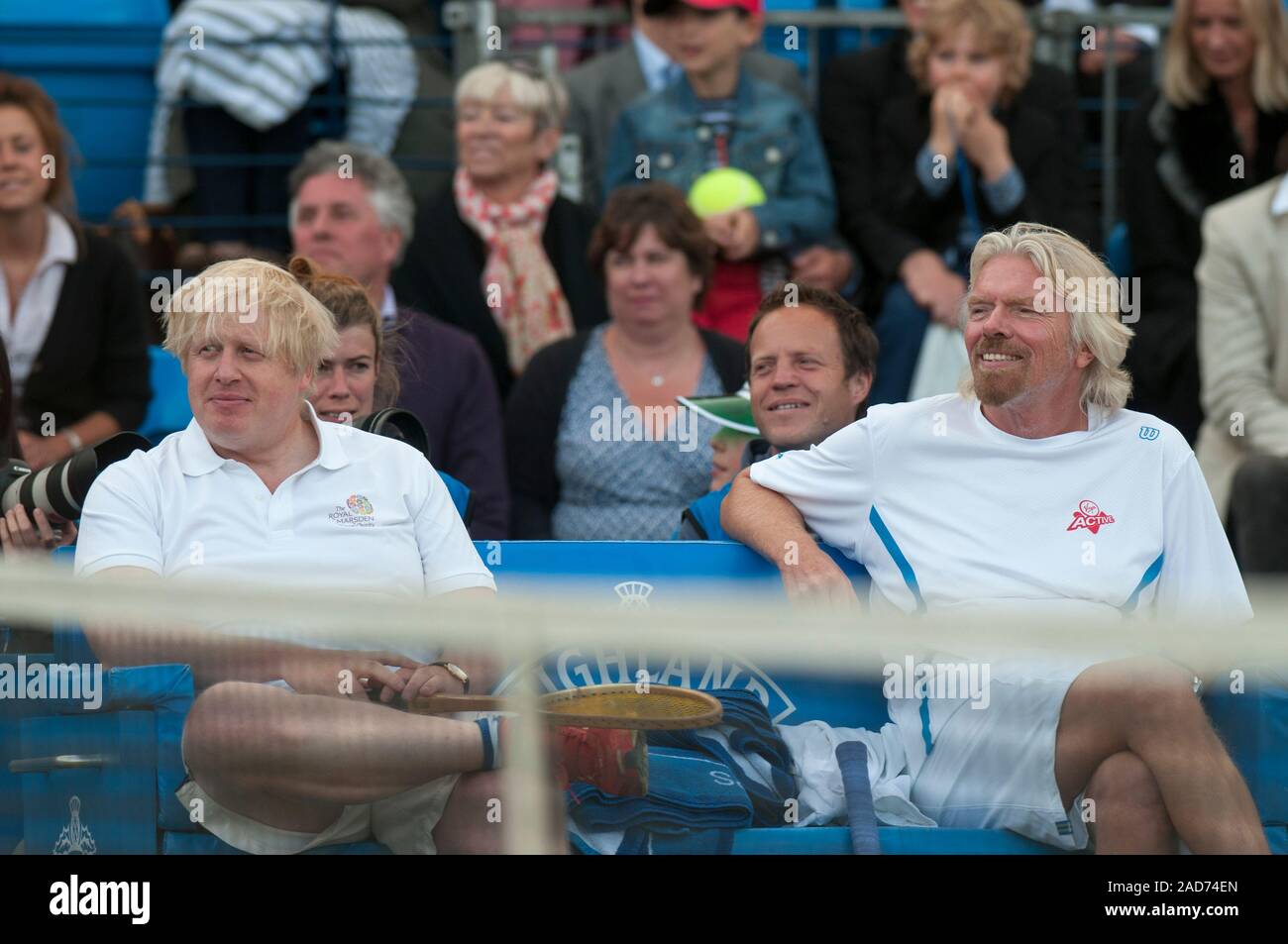 Boris Johnson und Sir Richard Branson in einem Charity Tennis Turnier erscheinen an den Tennis Club Queen's in London mit Andrew Murray, Michael Mcintyre, Jimmy Carr und Jonathan Ross im Namen der Ross Hutchins und Royal Marsden Krebs Liebe in 2013. Stockfoto