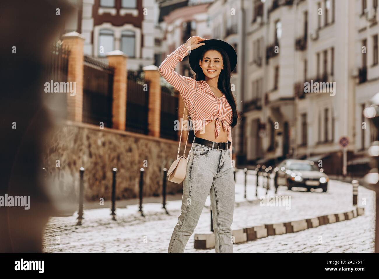 Glückliche junge Dame zu Fuß und lächelnd Foto Stockfoto