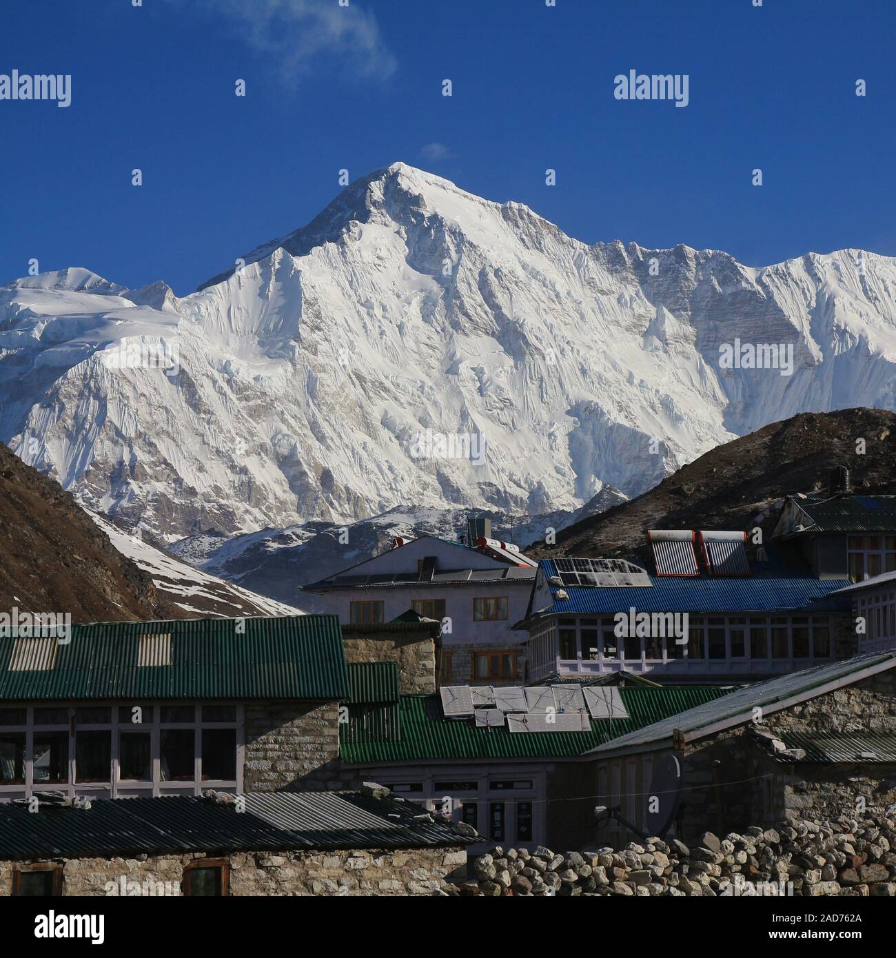 Dorf Gokyo und majestätische Berge Cho Oyu, Mount Everest Nationalpark, Nepal. Stockfoto