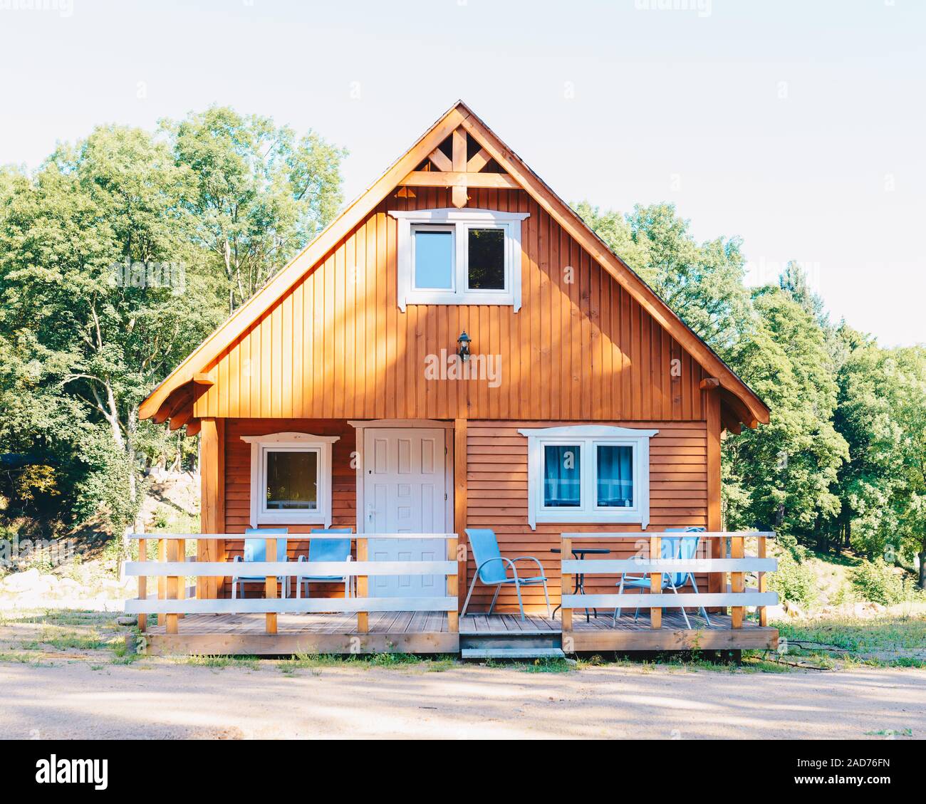 Kleine hölzerne Hütte im norwegischen Stil mit Terrasse Stockfoto