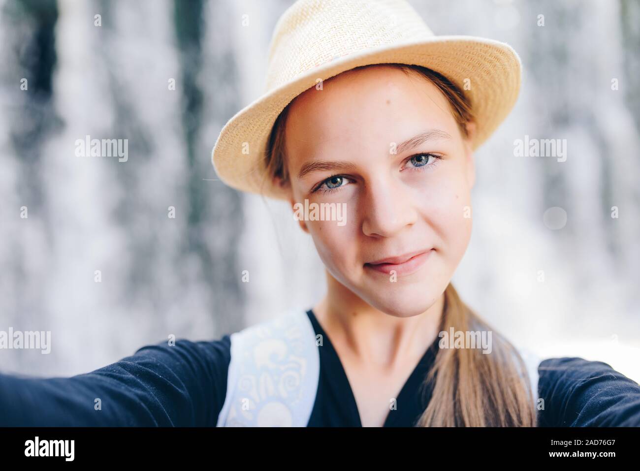 Hübsche Frauen Mädchen touristische lächelnd und unter selfie vor Wasserfall Stockfoto