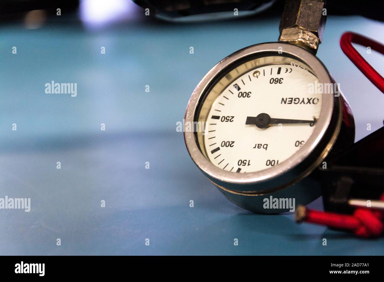 Gasdruck Indikator, Tauchen Sauerstoff liegen auf blauen Tabelle Hintergrund Kopie Raum Stockfoto