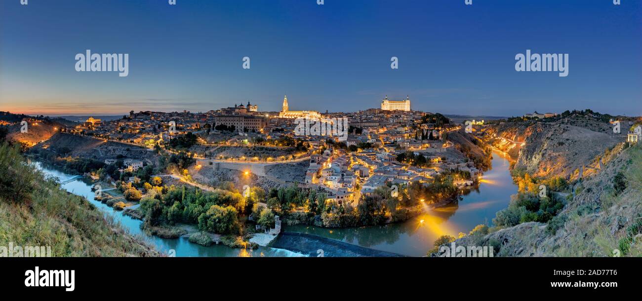 Panorama von Toledo in Spanien mit dem Fluss Tejo in der Morgendämmerung Stockfoto