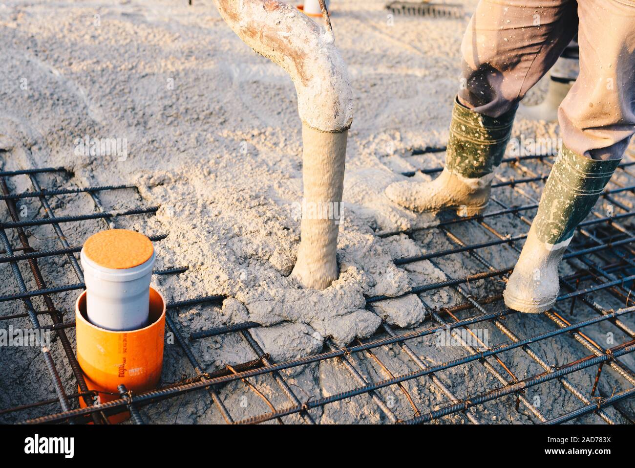 Beton gießen während der Betonarbeiten Bodenbeläge der Gebäude im Bau Stockfoto