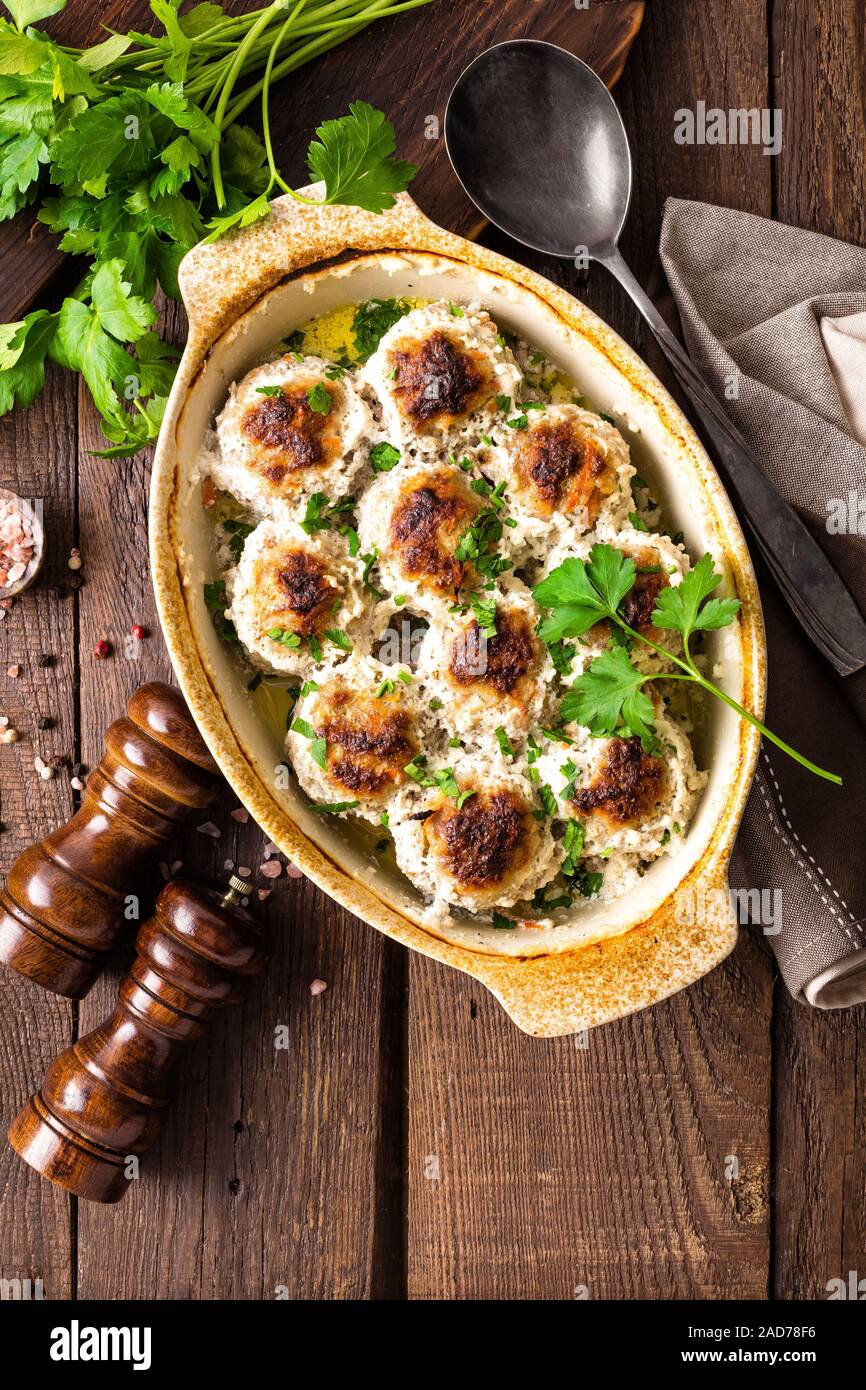 Fleischbällchen gebacken in Sauerrahm Stockfoto