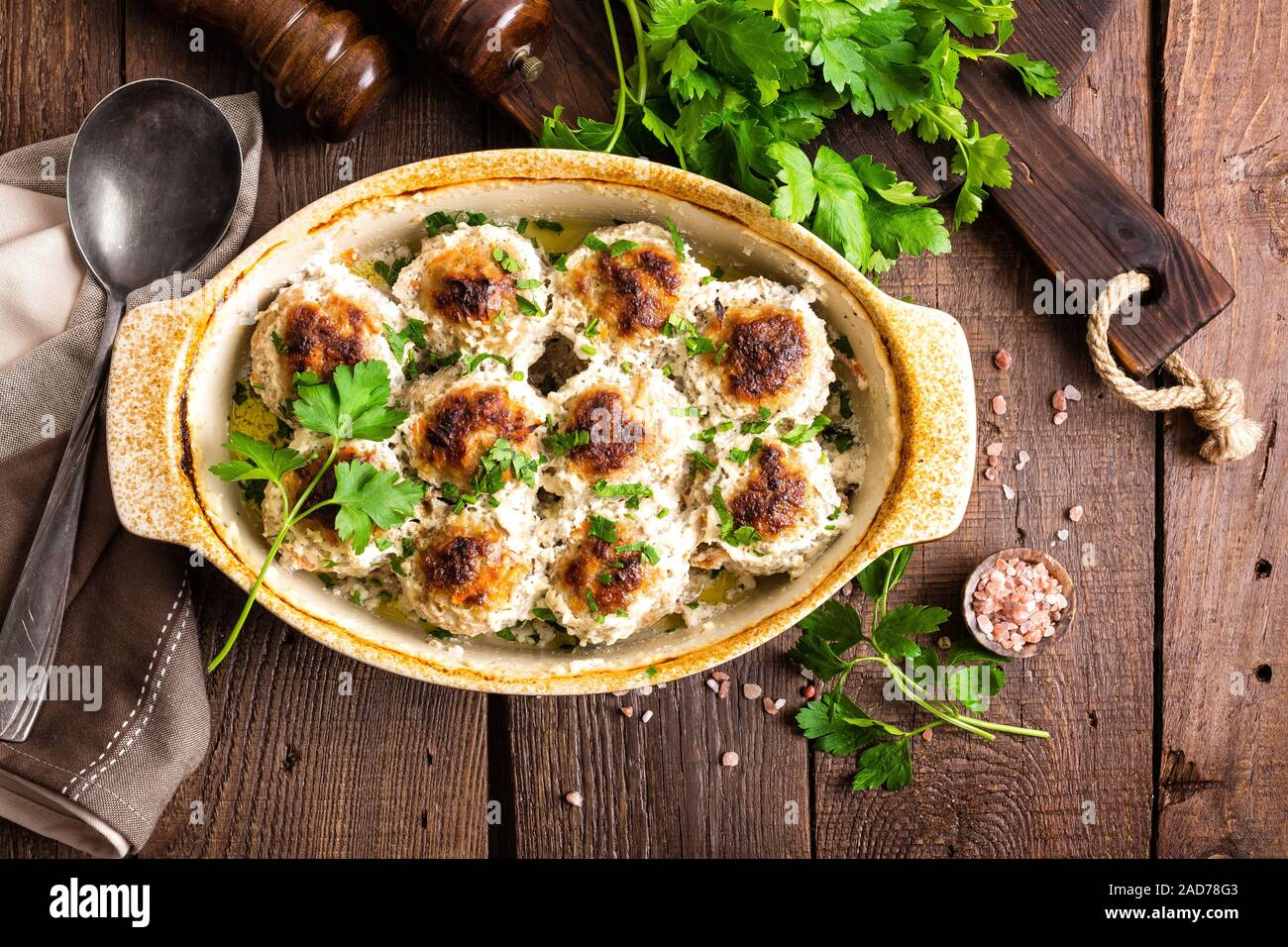 Fleischbällchen gebacken in Sauerrahm Stockfoto
