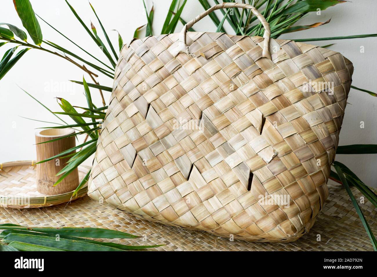 Einen handgefertigten gewebten Beutel in den Philippinen aus dem Buri Palm, wissenschaftlicher Name Corypha elata Roxb. Stockfoto