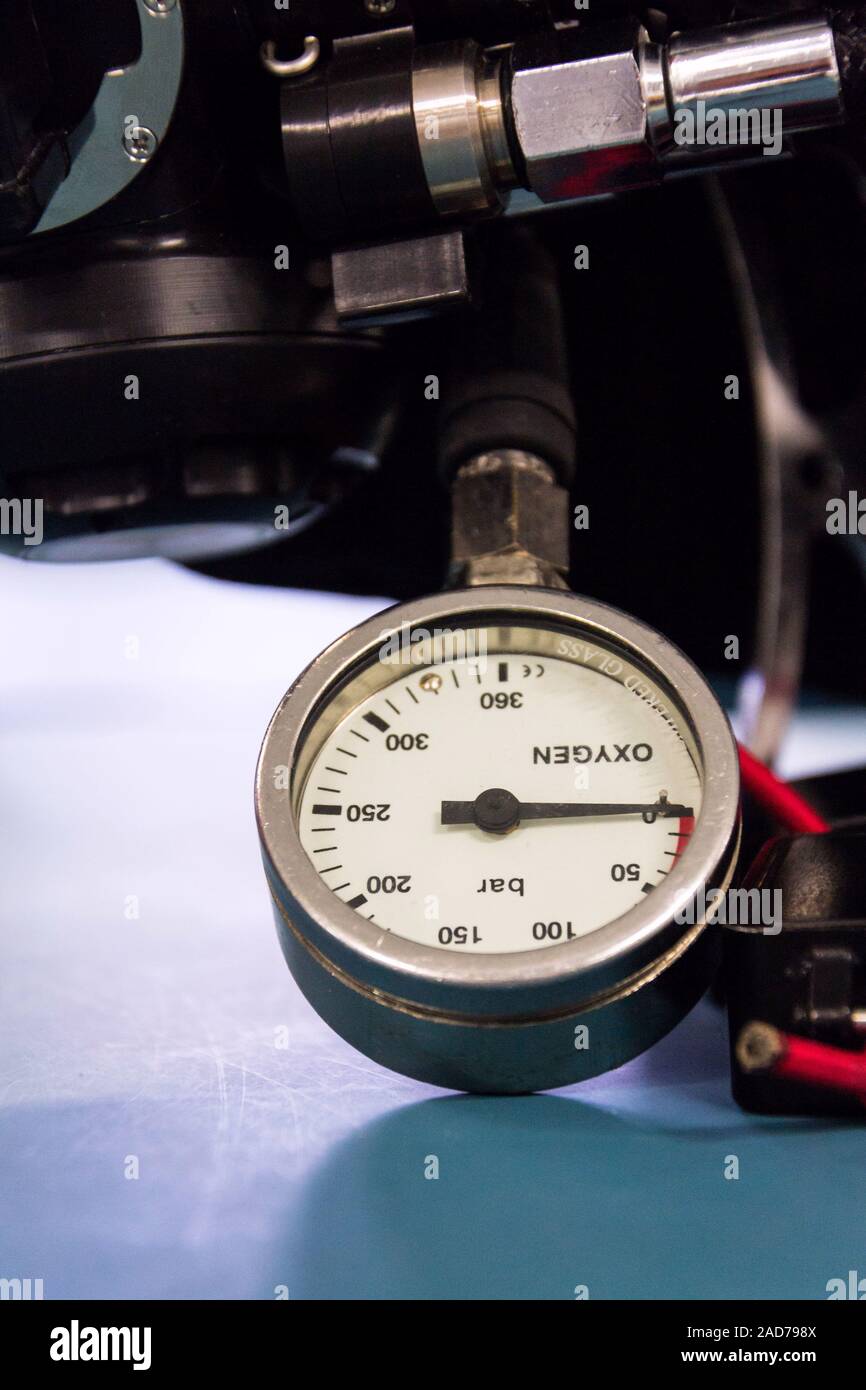 Gasdruck Indikator, Tauchen Sauerstoff liegen auf blauen Tabelle Hintergrund Kopie Raum Stockfoto