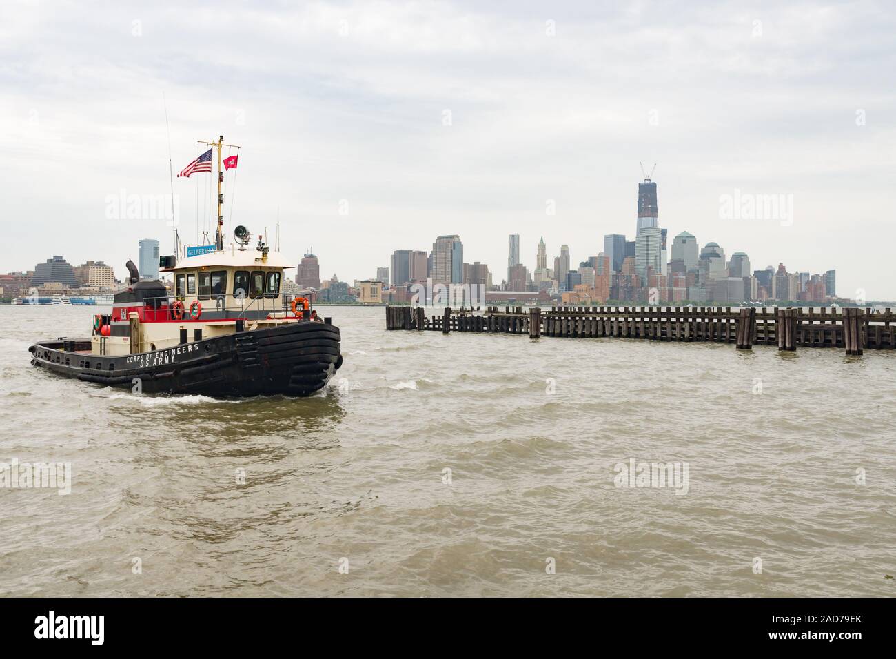 US-Armee Korps der Ingenieure Rückstandabbau & Drift Auffanggefäß DCV Gelberman Eingabe der Fährhafen in Hoboken, New Jersey, USA Stockfoto US-Armee Korps der Ingenieure Rückstandabbau & Drift Auffanggefäß DCV Gelberman Eingabe der Fährhafen in Hoboken, New Jersey, USA Stockfoto