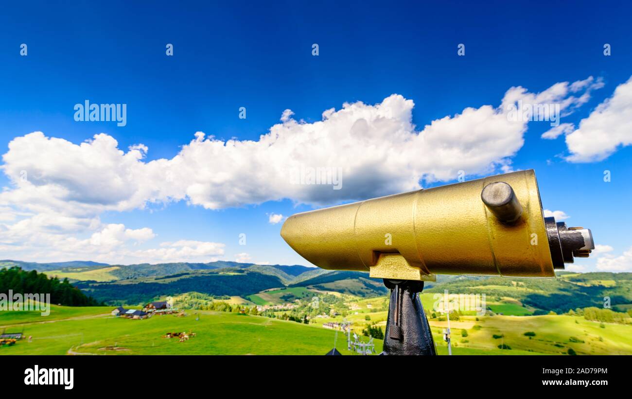 Golden touristische Teleskop und verschwommenes Berge Landschaft im Hintergrund Stockfoto