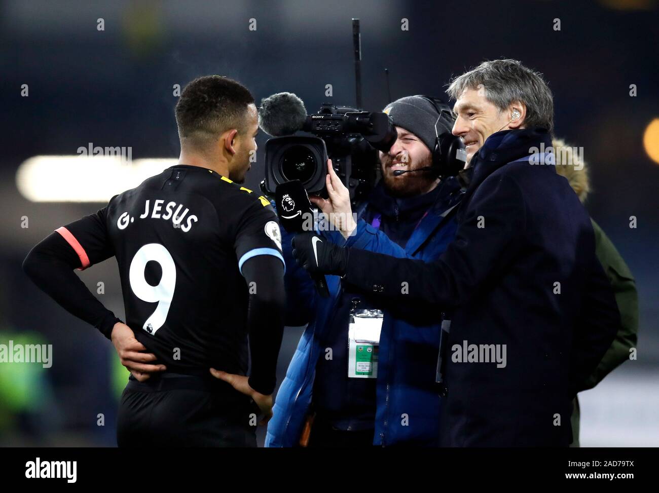 Von Manchester City Gabriel Jesus ist für Amazon Prime Video von Gabriel Clarke (rechts) während der Premier League Spiel im Turf Moor, Burnley interviewt. Stockfoto