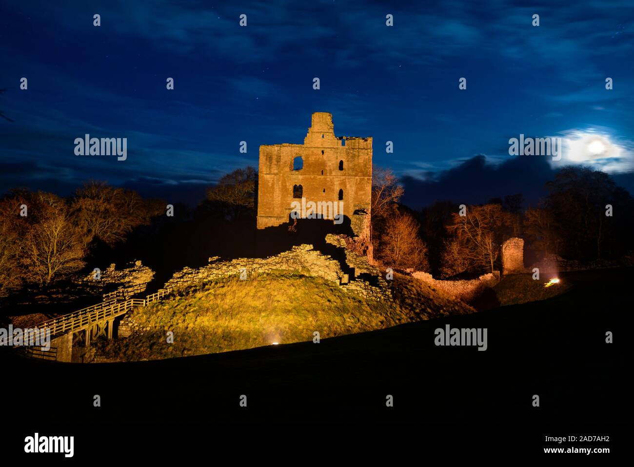 Der Mond über dem inneren Bailey und der norham Castle, einer der wichtigsten der Englischen Schlösser auf der schottischen Grenze halten. Stockfoto