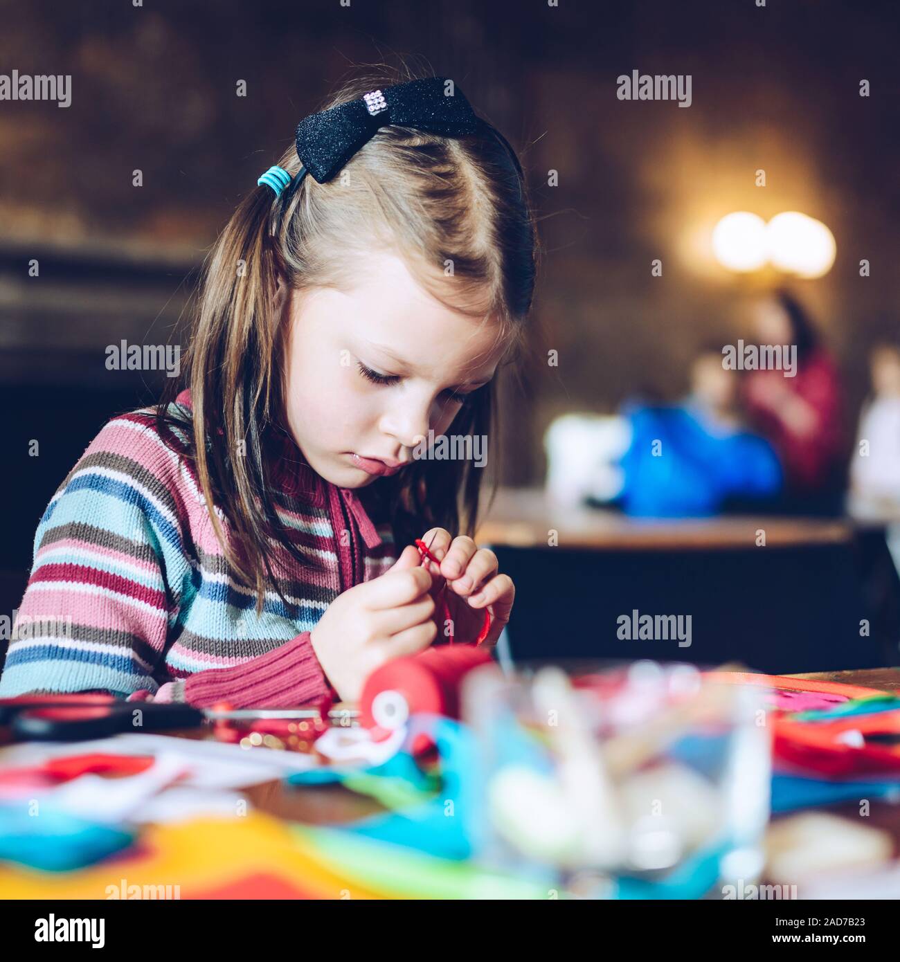 Kunst Workshops speziell für Kinder - ein Mädchen nähen fühlte Dekorationen Stockfoto