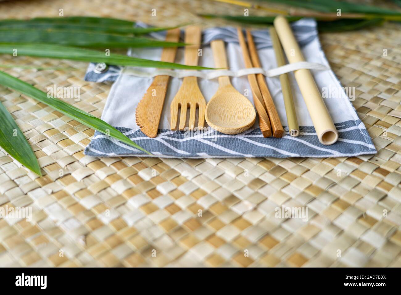 Eine biologisch abbaubare Satz von Holz- Utensilien in den Philippinen aus nachhaltigen Quellen aus Bambus gemacht. Stockfoto