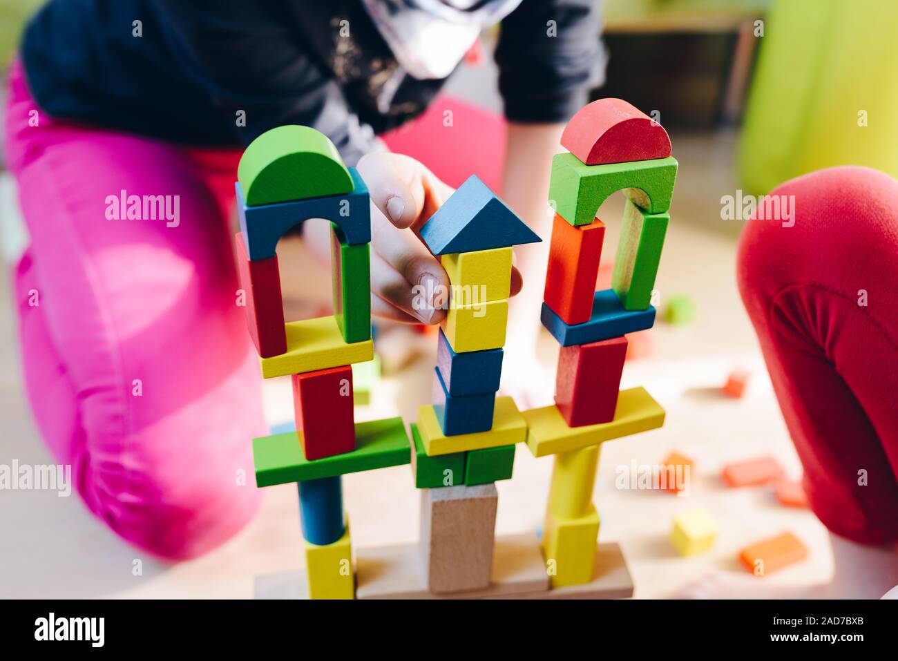 Kinder spielen mit bunten Holzklötzen Stockfoto