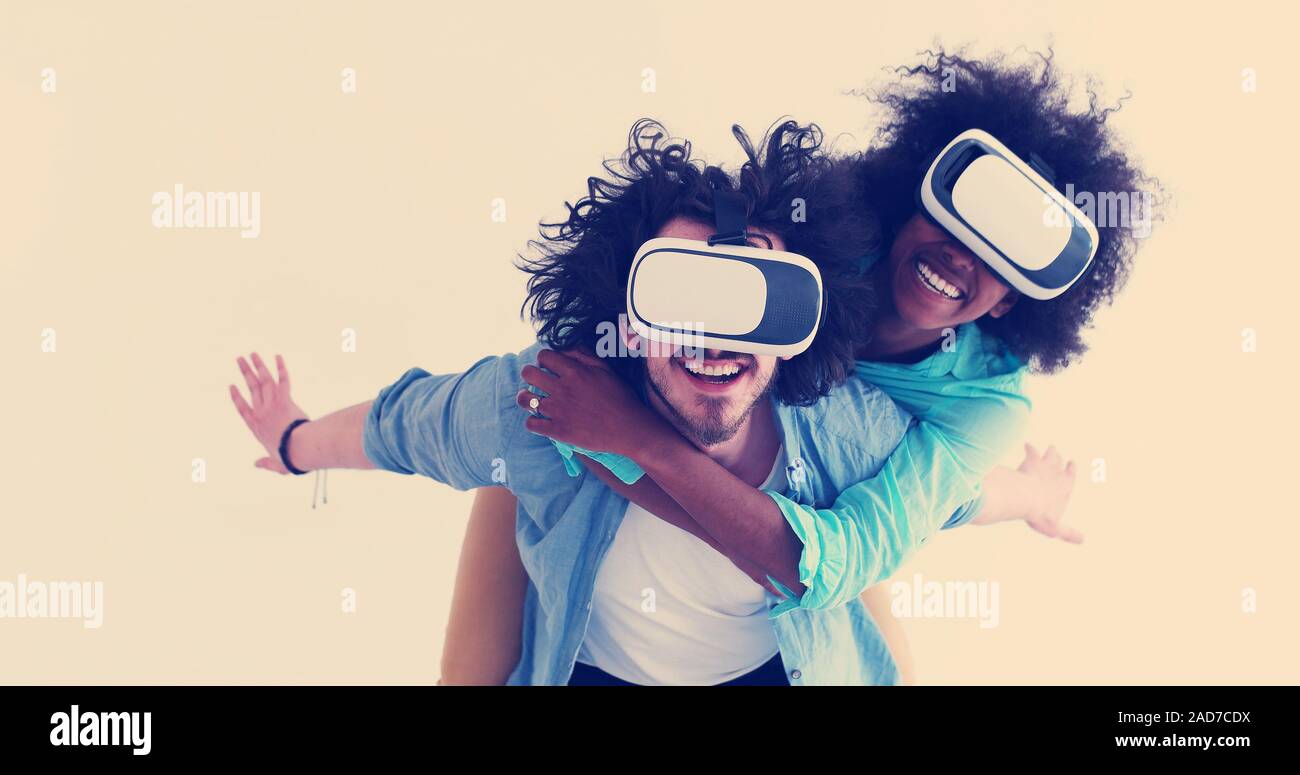 Multiethnischen paar Schritte verwenden VR-Headset Gläser Erfahrung Stockfoto
