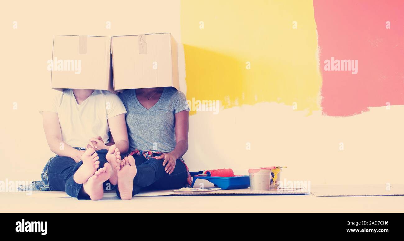 Jungen multiethnischen Paar spielen mit Kartons Stockfoto