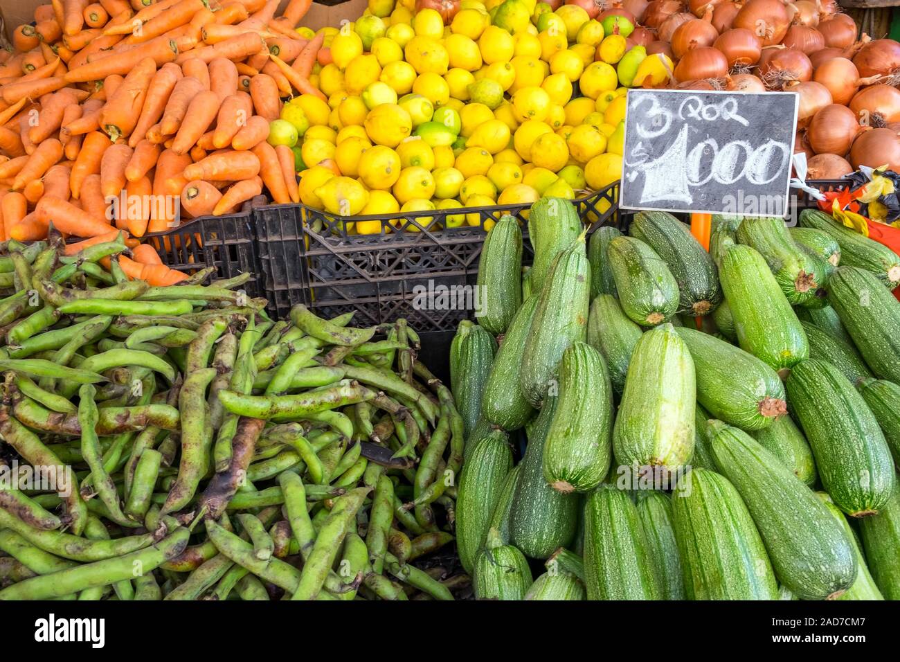 Gurken, Erbsen und andere Gemüse zum Verkauf auf einem Markt in Valparaiso, Chile Stockfoto