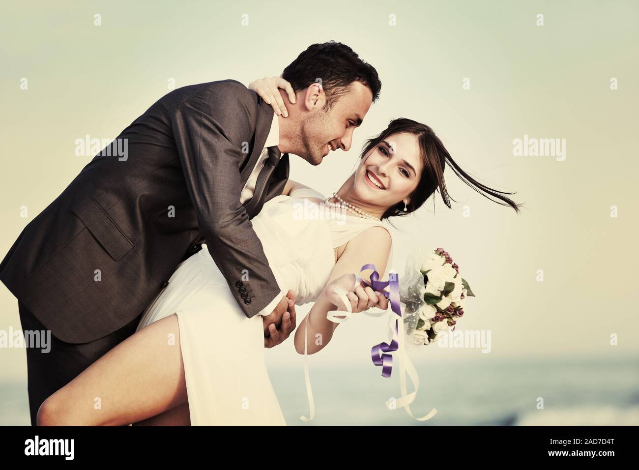 Hochzeit romantisch am Strand bei Sonnenuntergang Stockfoto